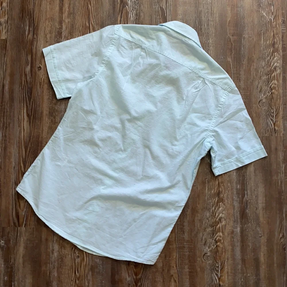 Izod Saltwater Light Blue Slim Fit Lightweight Short Sleeve Collared Button Down - Picture 3 of 3